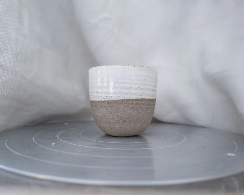 graue Tasse mit weisser Glasur