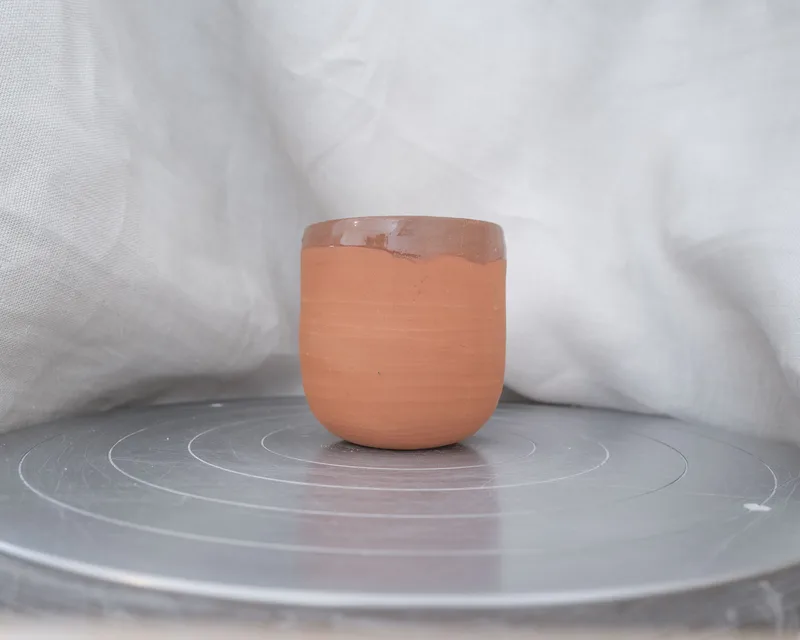 rote Tasse mit transparenter Glasur