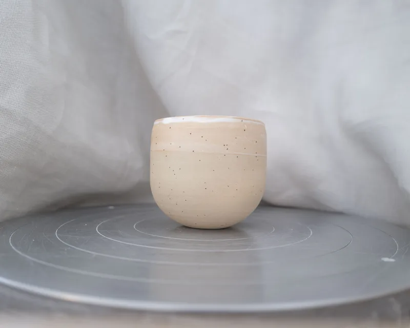 helle Tasse mit weisser Glasur