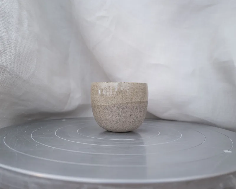 graue Tasse mit transparenter Glasur
