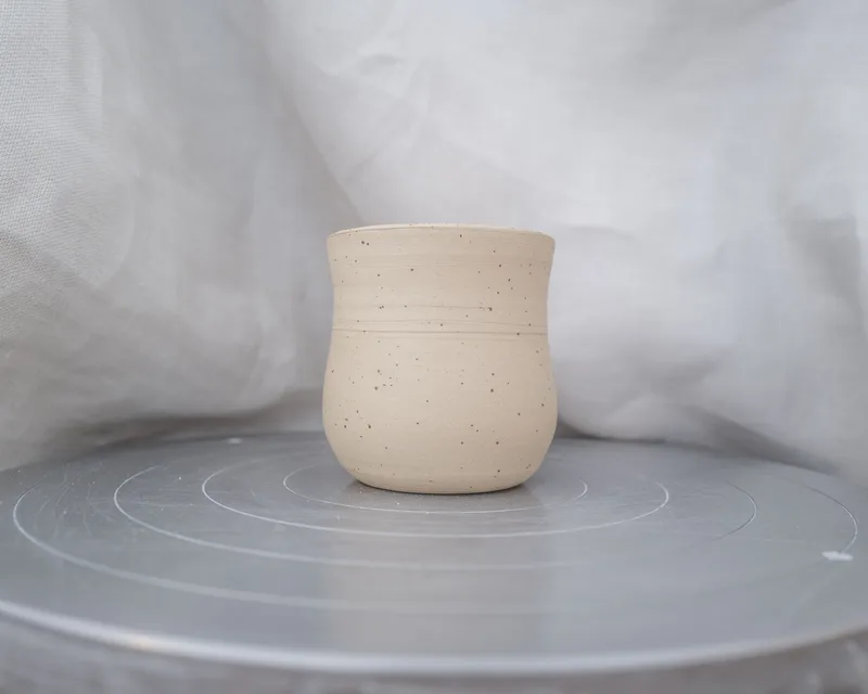 Tasse hell mit weisser Glasur, bauchig