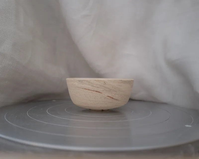 helle Schale aus recyceltem Ton und mit Füsschen